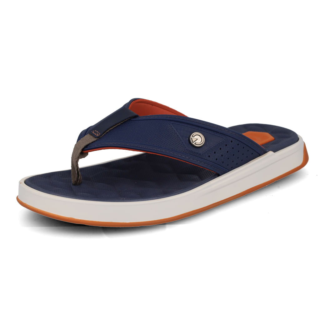 Chinelo masculino Cartago em ângulo frontal esquerdo mostrando tiras largas e palmilha acolchoada